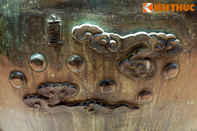 Trên Nghị đỉnh, chiếc đỉnh thứ 5 có khắc hình tượng "Nam đẩu", nghĩa là sao Nam Đẩu. Đây là một chòm sao gồm sáu ngôi nằm ở hướng Nam, ngược hướng với chòm sao Bắc Đẩu. Người xưa xếp chòm sao này vào Nhị thập bát tú, coi mỗi ngôi sao trong chòm sao ứng với một vị thần.