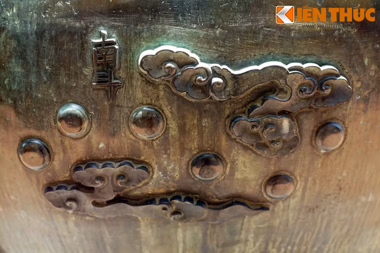 Trên Nghị đỉnh, chiếc đỉnh thứ 5 có khắc hình tượng "Nam đẩu", nghĩa là sao Nam Đẩu. Đây là một chòm sao gồm sáu ngôi nằm ở hướng Nam, ngược hướng với chòm sao Bắc Đẩu. Người xưa xếp chòm sao này vào Nhị thập bát tú, coi mỗi ngôi sao trong chòm sao ứng với một vị thần.