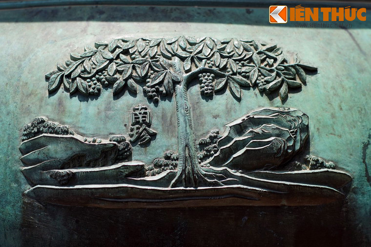 Nhân đỉnh, chiếc đỉnh thứ hai trong Cửu Đỉnh có hình tượng "Nam trân", là cây bòn bon, loại cây đặc sản của miền Trung. Trái bòn bon có vị ngọt mát quyến rũ, từng trở thành nguồn thực phẩm cứu sống chúa Nguyễn Ánh khi phải ẩn náu trong rừng để tránh sự truy lùng của quân Tây Sơn.