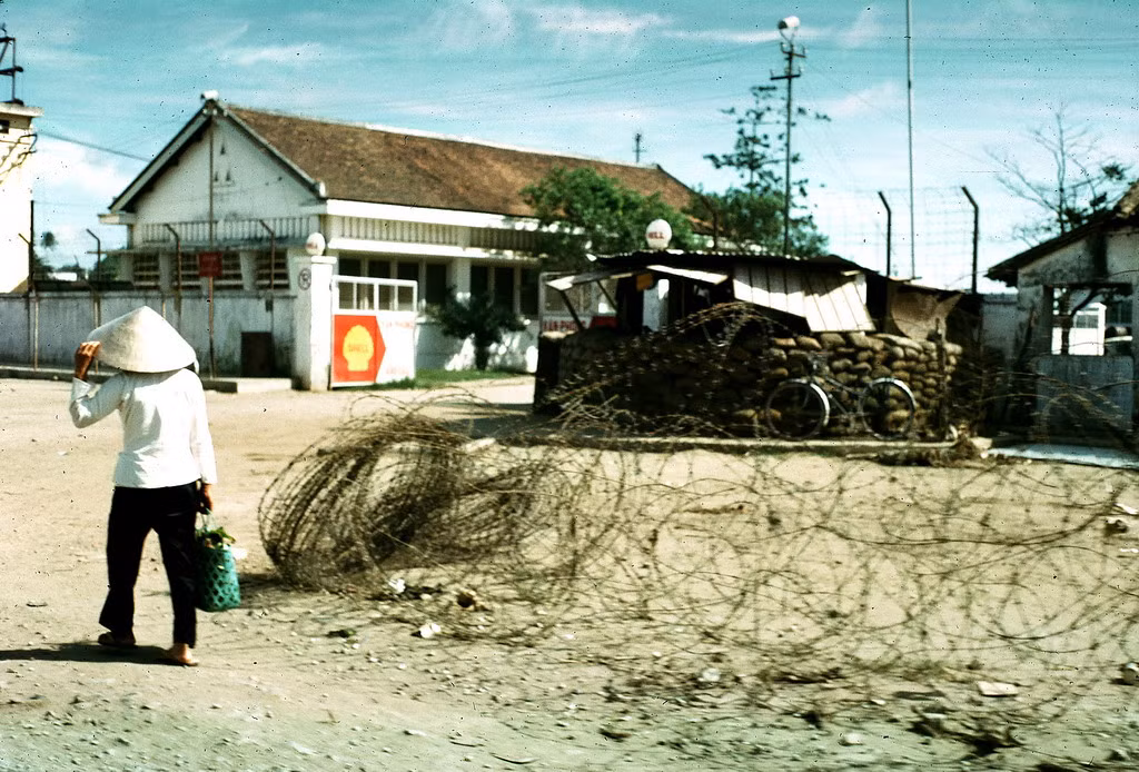 Một cơ sở xăng dầu của hãng Shell ở Cần Thơ. Ảnh: William Ruzin.