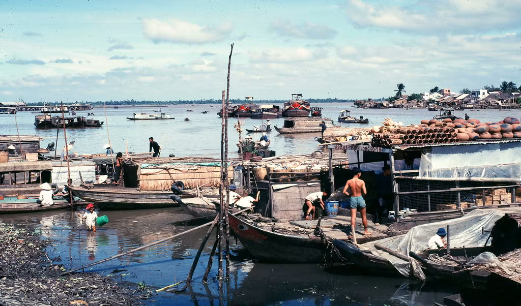 Thuyền bè nhộn nhịp trên sông. Ảnh: William Ruzin.