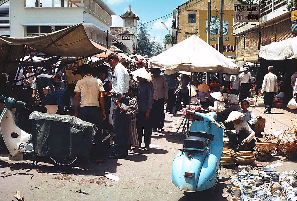 Họp chợ trên phố. Ảnh: William Ruzin.
