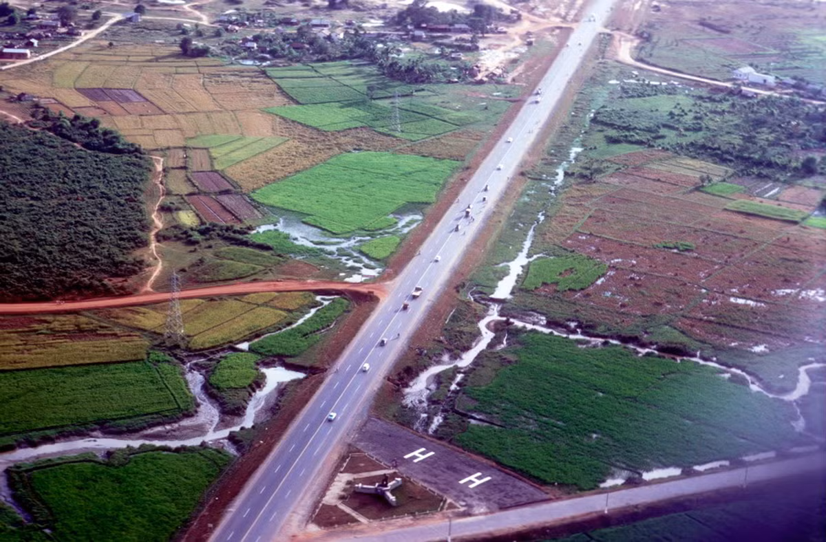 Xa lộ Sài Gòn - Biên Hòa và đường vào nghĩa trang Biên Hòa. Ảnh: Terry Bair.