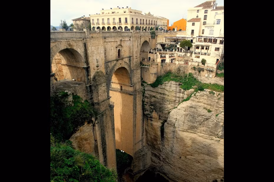  2. Cầu Puente Nuevo (Tây Ban Nha). Bắc qua một hẻm vực sâu 120m cạnh thị trấn Ronda, cầu Puente Nuevo là một tuyệt tác kiến trúc của thế kỷ 18. Ảnh: Matadornetwork.