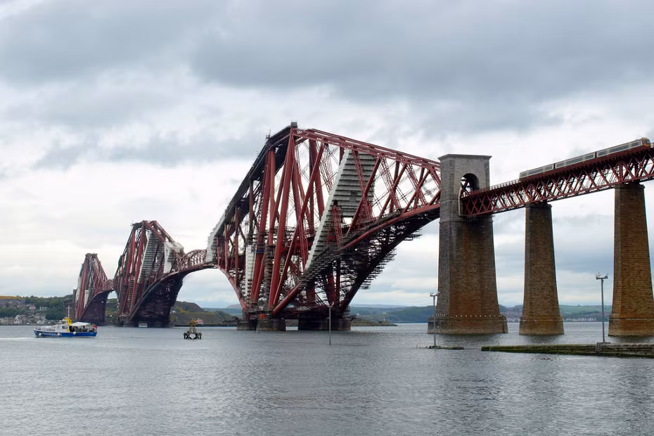  10. Cầu đườn sắt Forth (Scotland). Được xây dựng năm 1890, đây là một trong những cây cầu lớn đầu tiên của thế giới được xây dựng bằng thép. Ảnh: Matadornetwork.