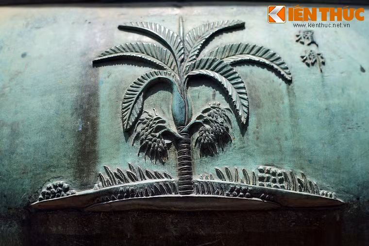 Là chiếc đính thứ tư, Anh đỉnh có hình tượng "Tân lang" tức cây cau, loài cây thường được trồng làm cảnh và thu hoạch quả ở vùng quê Việt. Quả cau gắn với tục ăn trầu cau, một nét văn hóa nghìn năm của người Việt.