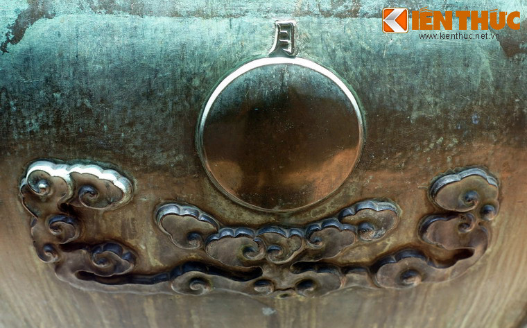 Nhân Đỉnh, chiếc đỉnh thứ hai trong bộ Cửu Đỉnh có hình tượng "Nguyệt", nghĩa là mặt trăng. Trăng là thiên thể có vai trò trọng yếu trong phép làm lịch Á Đông xưa. Một chu kỳ của trăng ứng với một tháng trong Âm lịch. Nhìn vào mặt trăng, người xưa có thể dự báo thời tiết, diễn biến của mùa màng.