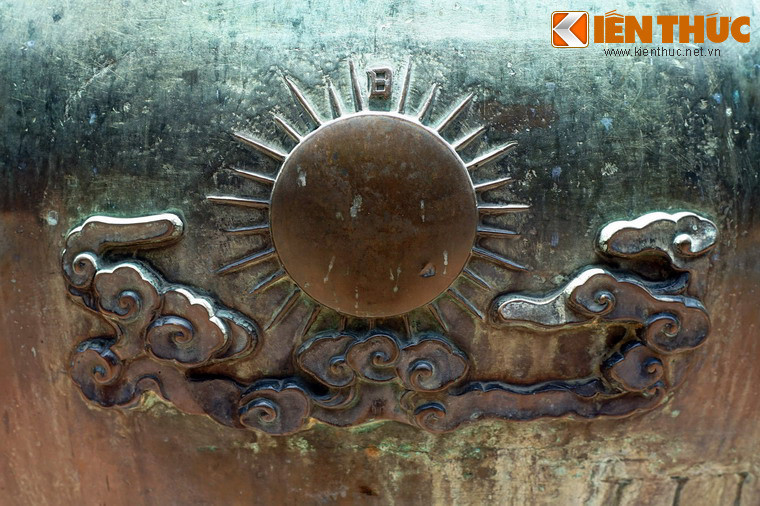 Hình tượng thiên văn đầu tiên phải kể đến là "Nhật", tức là mặt trời, được khắc trên Cao Đỉnh, chiếc đỉnh đứng đầu. Theo quan niệm xưa, mặt trời tượng trưng cho nguồn sinh khí tràn ngập khắp vũ trụ, đồng thời cũng thể hiện ngôi vị của bậc thiên tử, những người ban phát ân đức cho muôn dân như hào quang của mặt trời.