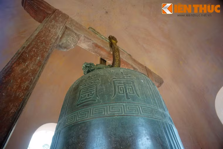 Chuông được treo trên một giá đúc bằng bê tông sơn màu nâu giả gỗ. Có thể chiếc giá chuông này đã được làm lại cùng thời với đợt trùng tu điện Đại Hùng vào năm 1954.