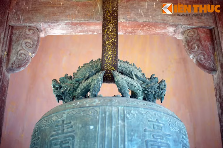 Từ phần chân con bồ lao trở ra, có nhiều đường tròn nhỏ, thanh mảnh, bao quanh vai chuông và phân chia thân chuông thành nhiều phần trang trí khác nhau.