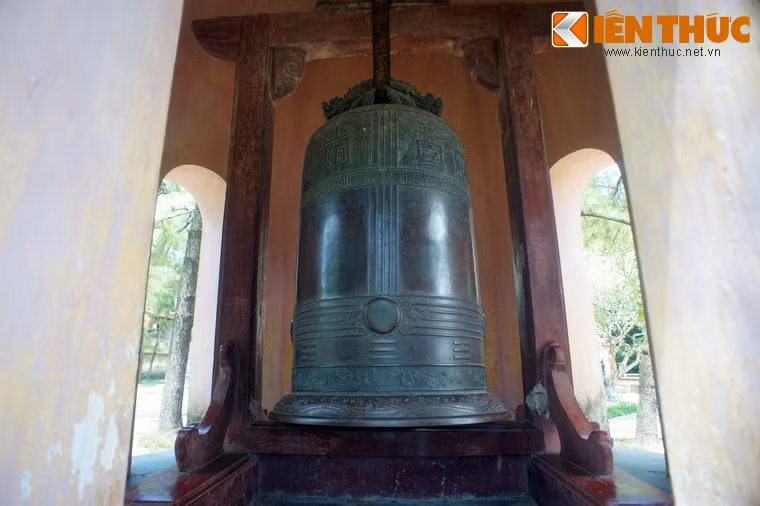 Về tổng thể, chuông cao 188cm chưa tính quai, đường kính miệng 140cm, đường kính thân 114,6cm, trọng lượng 1.985,8kg.