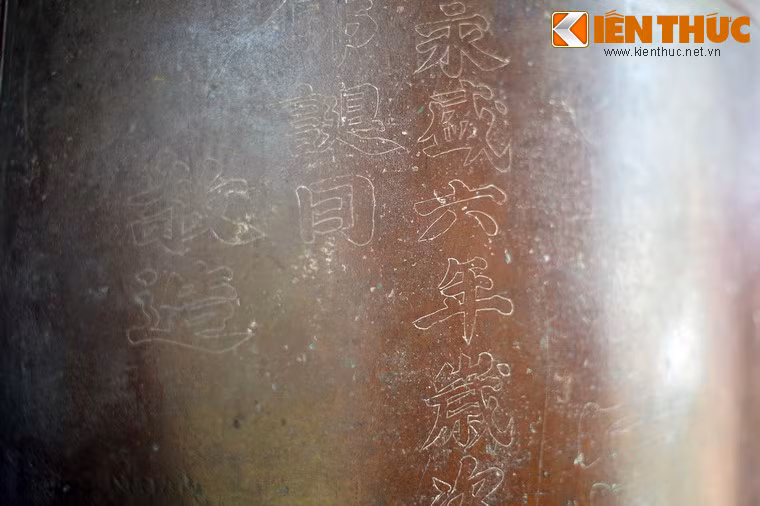 Giữa mỗi ô có đúc nổi bốn chữ Hán lớn. Xung quanh các chữ Hán này là những chữ Hán nhỏ hơn, theo kiểu chữ chân, khắc chìm quanh đường viền của bốn đại tự.