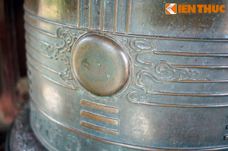 Dưới phần khắc chữ này là một dải rộng 18cm, tạo bởi 6 đường gờ nổi nhỏ song song bao quanh thân chuông, nối liền với bốn núm lớn, là nơi đánh chuông, được tạo hình mặt trời cách điệu với những cụm mây tỏa ra xung quanh.