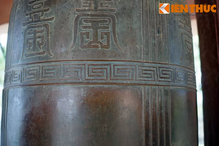 Phần chính thân chuông có những đường gờ trang trí chia thân chuông thành bốn ô đều nhau.