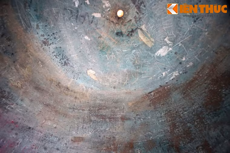 Chính giữa đỉnh chuông có một lỗ tròn nhỏ, là nơi để thoát bớt sức ép của âm thanh mỗi khi đánh chuông nhằm tránh sự rạn vỡ thân chuông do tác động của âm thanh gây ra.