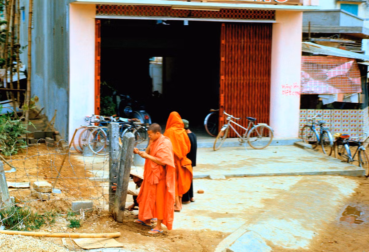 Các nhà sư trên đường phố. Ảnh: Arty611.smugmug.com.