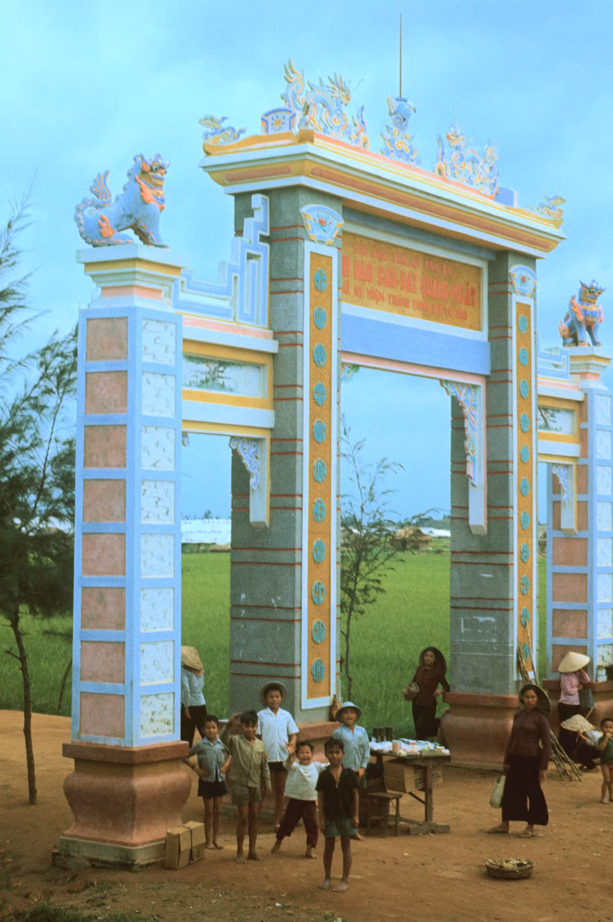 Phụ nữ và trẻ em tại cổng một ngôi chùa. Ảnh: Arty611.smugmug.com.