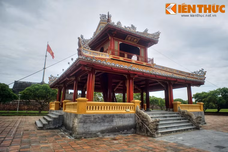 Đây là một tòa lầu hai tầng hai tầng duyên dáng, cao 11,67m, có hệ thống lan can bao xung quanh. Công trình được chống đỡ bằng 16 cột sơn màu đỏ sậm, gồm 4 cột chính xuyên suốt cả hai tầng, 12 cột quân.