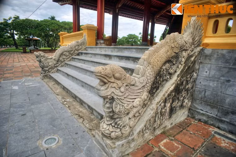 Mặt trước và hai mặt bên của Phu Văn Lâu có bậc cấp dẫn lên nền tầng dưới. Bấc cấp phía trước có lan can hình rồng.