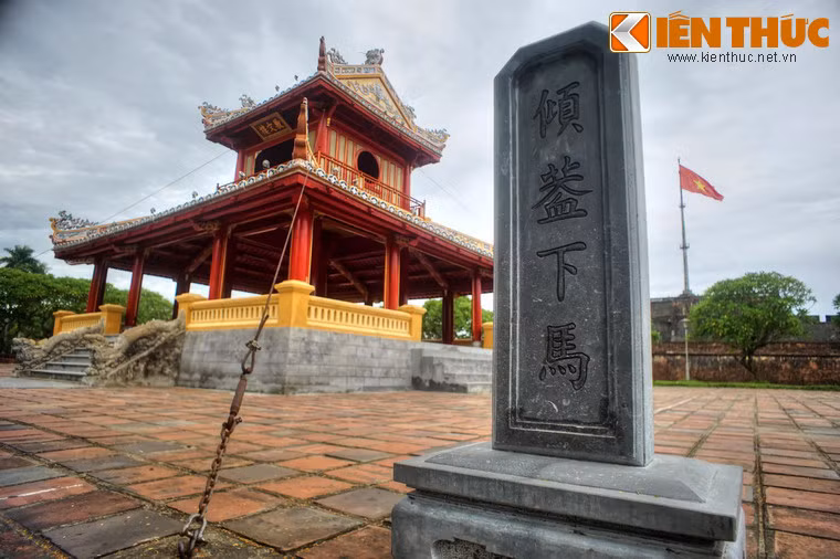 Dưới thời vua Thiệu Trị, triều đình cho dựng ở hai bên hai tấm bia đá khắc 4 chữ "khuynh cái hạ mã", nghĩa là ai đi qua đều phải cởi mũ và xuống ngựa.