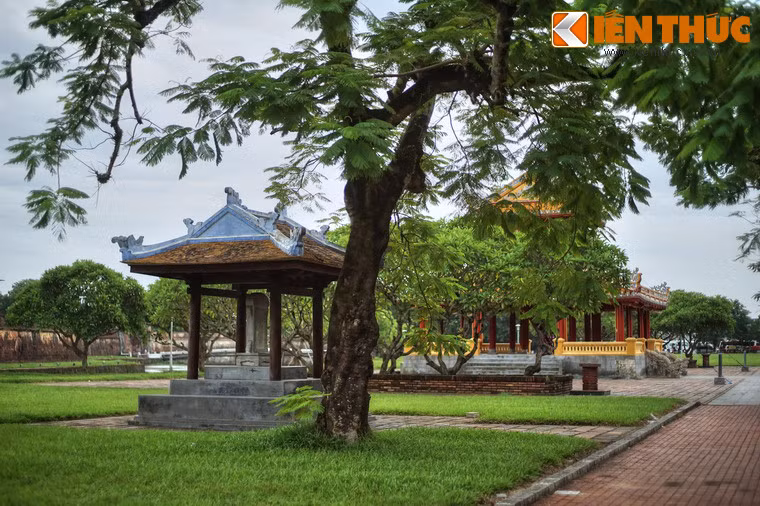 Gần bên phải Phu Văn Lâu còn có tấm bia trên khắc bài thơ "Hương giang hiểu phiếm” nói về cảnh đẹp của sông Hương, cũng được dựng dưới thời vua Thiệu Trị.