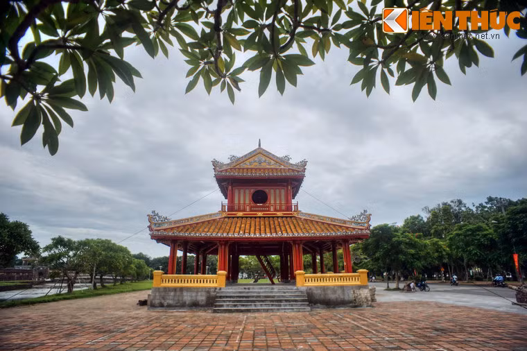 Được coi như một trong những biểu tượng của Cố đô Huế, hình ảnh Phu Văn Lâu đã được in trên mặt sau của tờ tiền 50.000 đồng do Ngân hàng Nhà nước Việt Nam phát hành từ năm 2003.