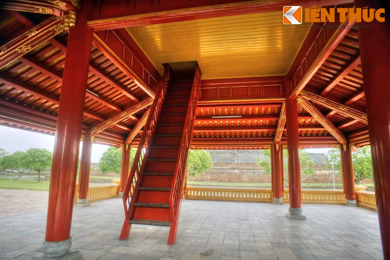 Không gian tầng dưới Phu Văn Lâu hoàn toàn để trống, có cầu thang dấn lên tầng trên, bên ngoài có lan can bằng bê tông.