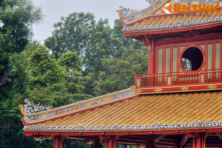 Trong gần 200 năm tồn tại, Phu Văn Lâu được trùng tu khoảng 10 lần, lần sớm nhất vào năm 1905, lần gần đây là vào năm 2015-2016, sau khi một phần cồng trình bị sụp đổ do mối mọt năm 2014.