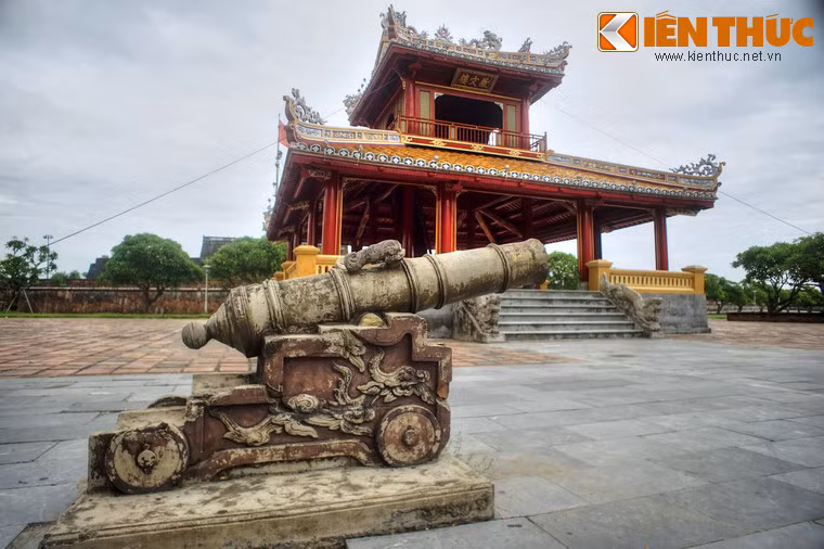 Hai bên mặt trước Phu Văn Lâu có đặt hai khẩu súng thần công nhỏ bằng đồng hướng vào nhau.