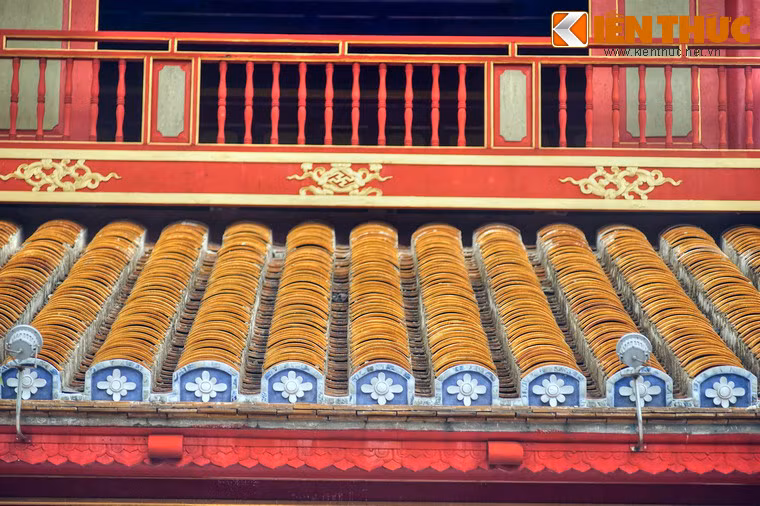 Mái phu văn lâu lợp ngói ống tráng men vàng.