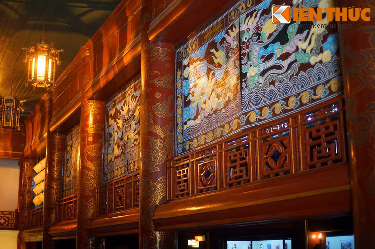 Trong quá trình chuyển đổi này, các công trình chung quanh Duyệt Thị Đường bị phá bỏ để xây chỗ ở cho giáo viên và sinh viên, cấu trúc của nhà hát bị thay đổi không còn như cũ.