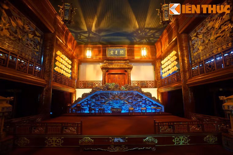 Sân khấu chính làm nơi biểu diễn nằm ở giữa nhà hát, có ba mặt, trang trí các họa tiết đặc trưng của triều Nguyễn.