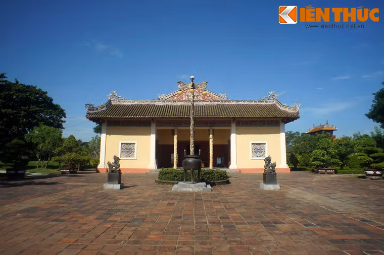 Công trình được xây dựng vào triều vua Minh Mạng, năm 1826 làm nơi biểu diễn các vở tuồng cung đình dành cho vua, hoàng thân quốc thích, các quan khách thưởng thức.