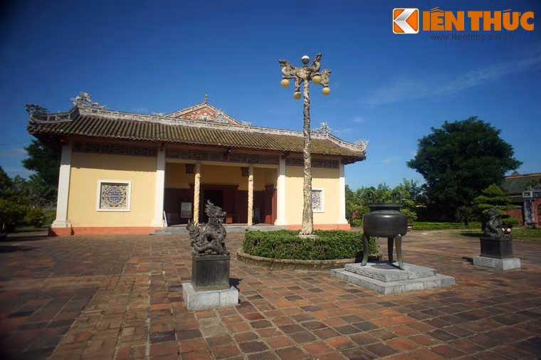 Duyệt Thị Đường là một tòa nhà có tổng diện tích 11.740 m², trong đó nhà hát nằm ở trung tâm, diện tích là 1.182 m². Bên trái nhà hát là Ngự y viện, nơi sao chế thuốc chữa bệnh cho hoàng gia. Bên tả là sở Thượng Thiện, nơi chế biến các món ăn phục vụ nhà Vua.