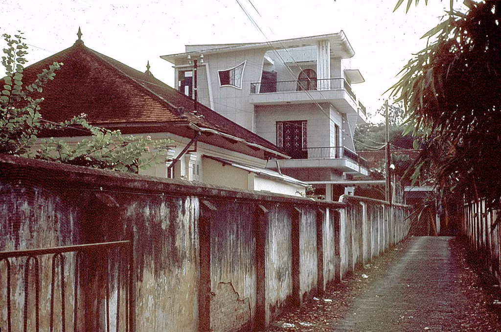Biệt thự trong một ngõ hẻm ở Sài Gòn. Ảnh: William Ruzin.