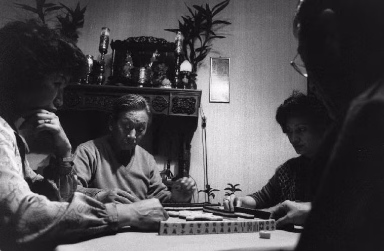 Một gia đình quây quần bên bàn mạt chược trong dịp năm mới Âm lịch. Ảnh: Patrick Zachmann/ Magnum Photos.