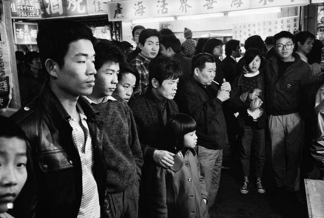 Đám đông theo dõi cảnh cắt tiết, lột da rắn tại chợ đêm Đài Bắc. Ảnh: Patrick Zachmann/ Magnum Photos.