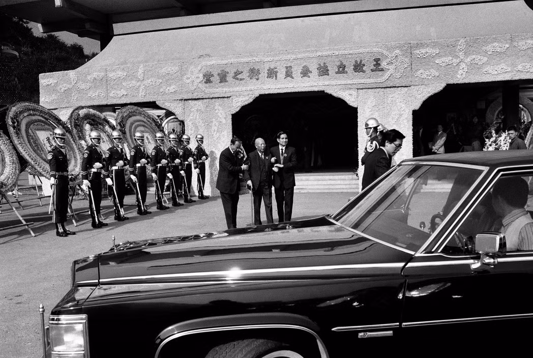 Tang lễ được cử hành theo nghi thức cao cấp của Quốc Dân Đảng. Ảnh: Patrick Zachmann/ Magnum Photos.