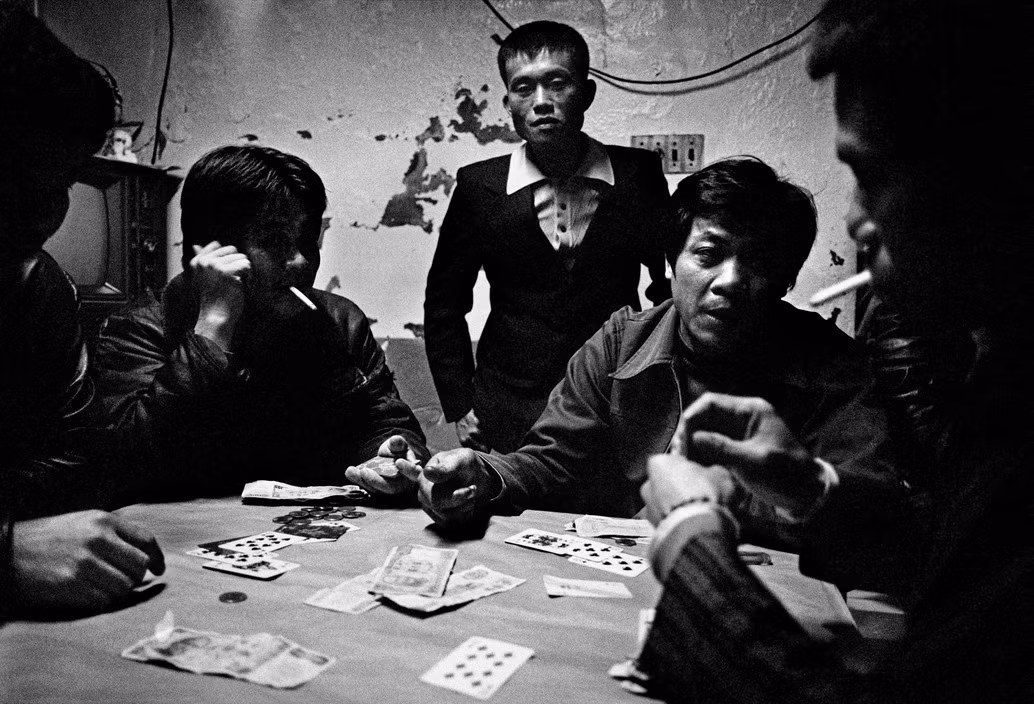 Bên trong một ổ cờ bạc bất hợp pháp ở thành phố Đài Trung năm 1987. Ảnh: Patrick Zachmann/ Magnum Photos.