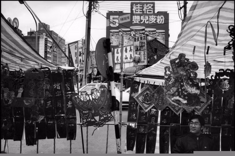 Đường phố được trang hoàng rực rỡ dịp năm mới ở Đài Bắc, Đài Loan năm 1987. Ảnh: Patrick Zachmann/ Magnum Photos.