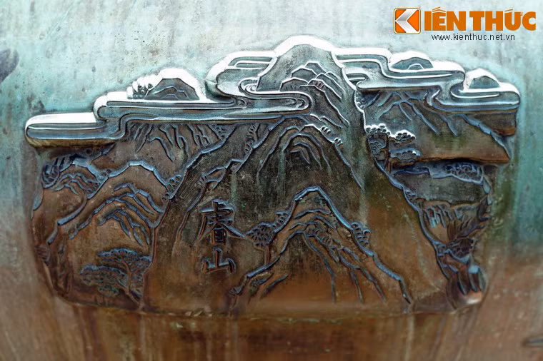 Tuyên đỉnh, chiếc đỉnh thứ 7 khắc hình tượng "Duệ sơn", tức núi Duệ hay núi Lễ ở Hương Trà, Huế. Ngọn này được ví như vị thần canh giữ, đứng trấn trị phía đầu nguồn sông Hương, làm án che chở cho vùng đất tọa lạc Văn Miếu và Võ Miếu của Cố đô Huế.