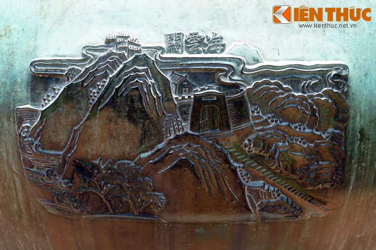 Dụ đỉnh, chiếc đỉnh thứ 8 có hình tượng "Hải Vân quan", nghĩa là cửa ải Hải Vân, một cửa ải quan trọng trên núi Bạch Mã trấn giữ đường thiên lý Bắc - Nam. Nhà Nguyễn mệnh danh nơi này là "Thiên hạ đệ nhất hùng quan", nghĩa là cửa ải hùng vĩ nhất dưới gầm trời.