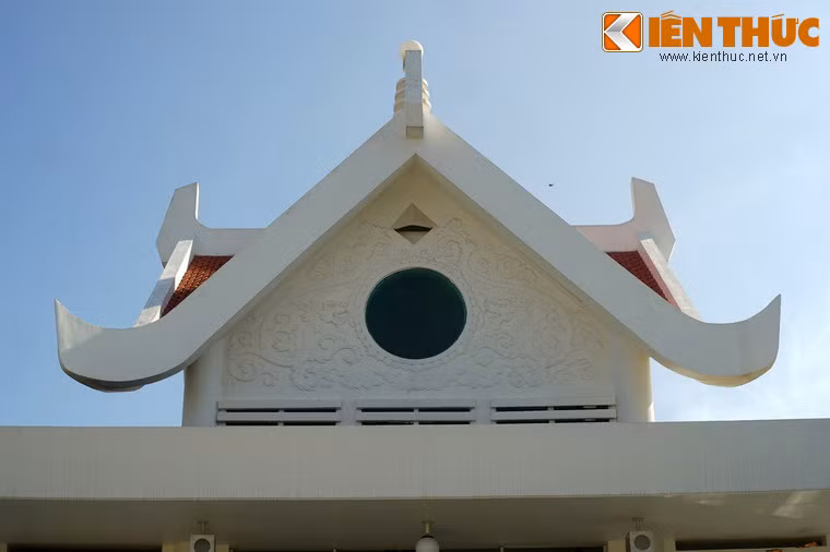 Tòa chùa chính có hai tầng mái, phần mái trên tạo thành bằng bốn chữ Nhân (人) khép kín, cũng là biểu tượng cho “Đất, Nước, Lửa, Gió” là bốn yếu tố hòa hợp thành mọi sự vật hữu hình. Mỗi mặt có một cửa kính hình tròn, biểu tượng cho tính Không của đạo Phật.