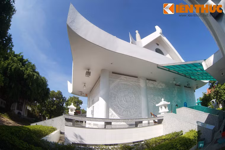 Mái chùa được chống đỡ trên nền chùa bởi tám trụ cột tròn, tượng trưng cho Bát Chính Đạo, một yếu lý của đạo Phật, đồng thời cũng là yếu tố liên kết Thiên, Địa, Nhân.