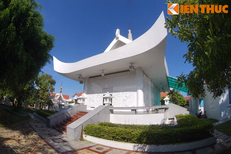 Bốn mặt của tầng mái dưới gốm bốn nét gạch ngang thể hiện chữ Nhất (一), là số một thuần dương biểu tượng cho Trời (Thiên) theo quan niệm Lão giáo.