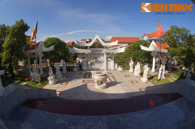 Yếu tố Địa của chùa thể hiện ở ba cấp nền, cũng là biểu tượng cho ba tinh hoa Bi, Trí, Dũng của người quân tử theo quan niệm Nho giáo.