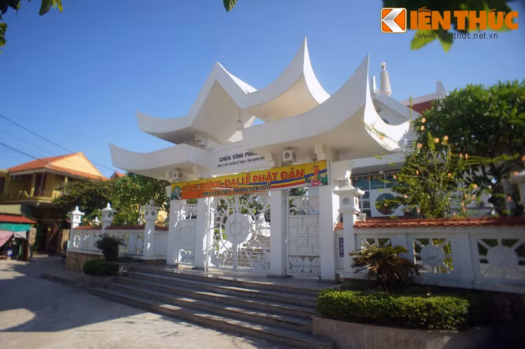 Theo các sử liệu, chùa được xây dựng từ năm 1738 dưới thời vua Lê Ý Tông, lúc đầu được làm bằng gỗ lợp tranh khá đơn sơ. Đến năm 1802, thời vua Gia Long, chùa được xây lại với quy mô lớn trên diện tích khoảng 10.000m2.