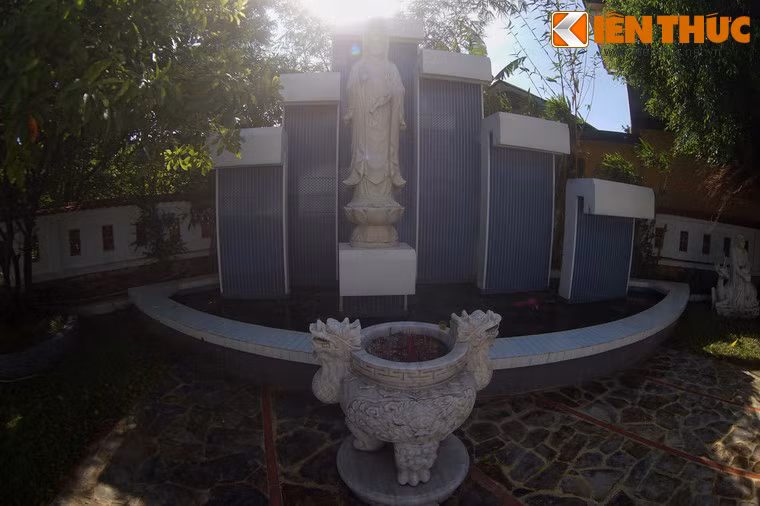 Ngoài chùa chính, trong khuôn viên chùa Vĩnh Phước còn có đài Quan thế âm, đài A di đà, nhà bia, nhà đặt chuông, tượng La Hán... là các tiểu cảnh được bài trí hài hòa với kiến trúc tổng thể của ngôi chùa.