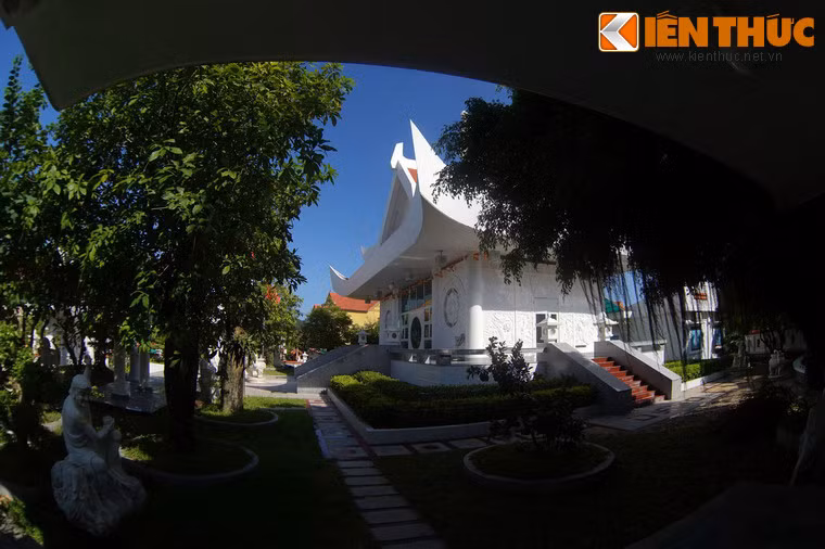 Tất cả các công trình đều có màu trắng, tượng trưng cho sự thanh khiết của đạo Phật.