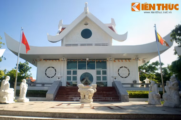 Cửa chính của chùa có hình vuông biểu tượng cho Đất, trong là hình tròn biểu tượng cho Trời, ở giữa là tay nắm tròn biểu tượng cái tâm trống Không của Người, ngụ ý rằng làng Lý Hòa là sự hòa hiệp của Thiên, Địa, Nhân.